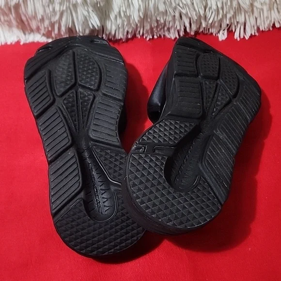 Skechers Women's, Max Cushioning - Exclusive Sandal - Picture 7 of 11